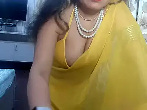 Snapshot of yourradhika chatting on 03/06/25, 05:43 yourradhika online show from 03/06/25, 05:43