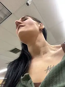 Snapshot of lolabunny9 chatting on 12/21/24, 06:23 lolabunny9 online show from 12/21/24, 06:23