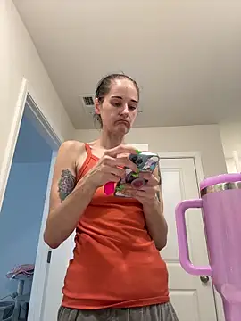 Snapshot of lolabunny9 chatting on 09/13/25, 05:02 lolabunny9 online show from 09/13/25, 05:02