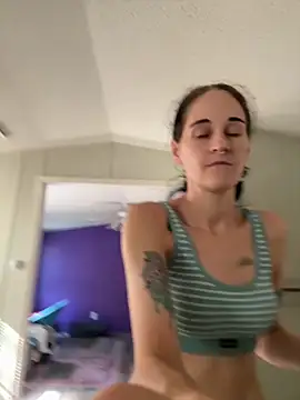 Snapshot of lolabunny9 chatting on 09/18/25, 01:57 lolabunny9 online show from 09/18/25, 01:57