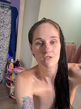 Snapshot of lolabunny9 chatting on 10/08/25, 04:15 lolabunny9 online show from 10/08/25, 04:15