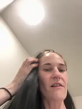 Snapshot of lolabunny9 chatting on 10/23/25, 05:23 lolabunny9 online show from 10/23/25, 05:23