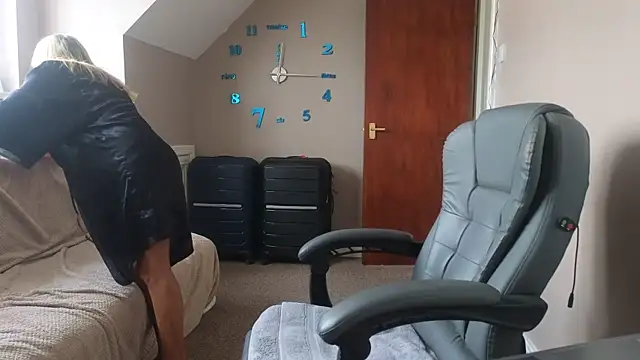 Snapshot of hollyjanesmith chatting on 10/08/25, 11:19 hollyjanesmith online show from 10/08/25, 11:19