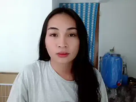 Snapshot of SweetLilly_18 chatting on 12/04/24, 02:15 SweetLilly 18 online show from 12/04/24, 02:15