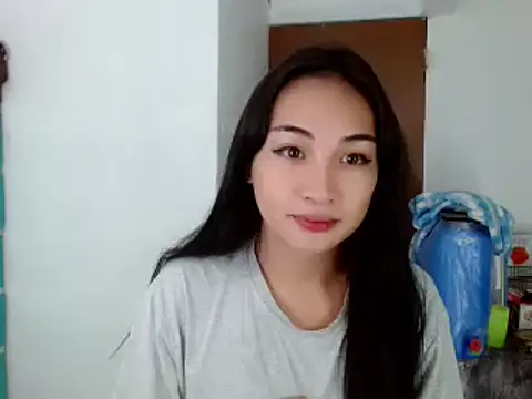 Snapshot of SweetLilly_18 chatting on 12/05/24, 10:23 SweetLilly 18 online show from 12/05/24, 10:23