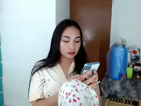 Snapshot of SweetLilly_18 chatting on 12/05/24, 06:22 SweetLilly 18 online show from 12/05/24, 06:22