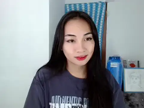 Snapshot of SweetLilly_18 chatting on 12/07/24, 10:12 SweetLilly 18 online show from 12/07/24, 10:12