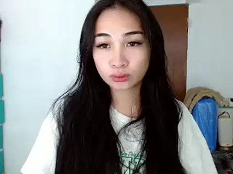 Snapshot of SweetLilly_18 chatting on 12/11/24, 05:59 SweetLilly 18 online show from 12/11/24, 05:59