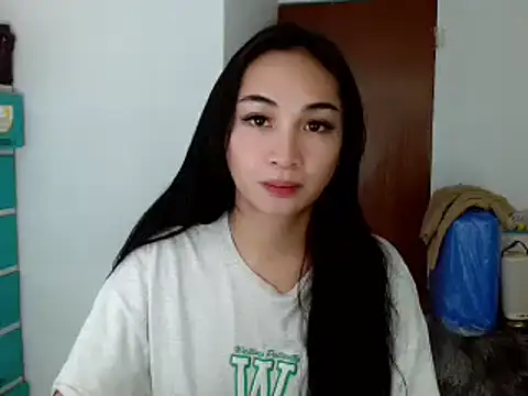 Snapshot of SweetLilly_18 chatting on 12/11/24, 09:01 SweetLilly 18 online show from 12/11/24, 09:01