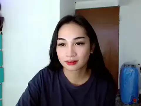 Snapshot of SweetLilly_18 chatting on 12/13/24, 04:49 SweetLilly 18 online show from 12/13/24, 04:49