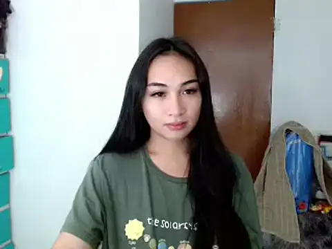 Snapshot of SweetLilly_18 chatting on 12/14/24, 08:18 SweetLilly 18 online show from 12/14/24, 08:18