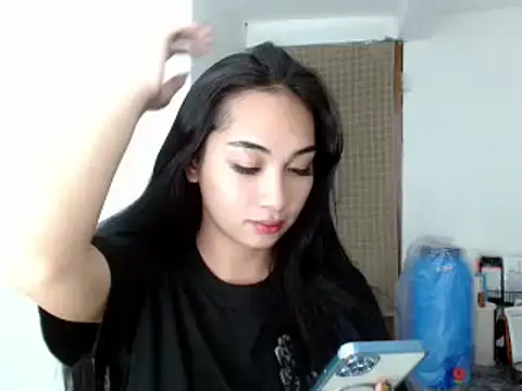 Snapshot of SweetLilly_18 chatting on 12/15/24, 05:31 SweetLilly 18 online show from 12/15/24, 05:31