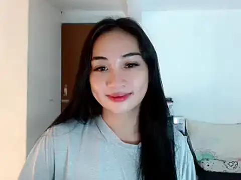 Snapshot of SweetLilly_18 chatting on 12/18/24, 03:00 SweetLilly 18 online show from 12/18/24, 03:00