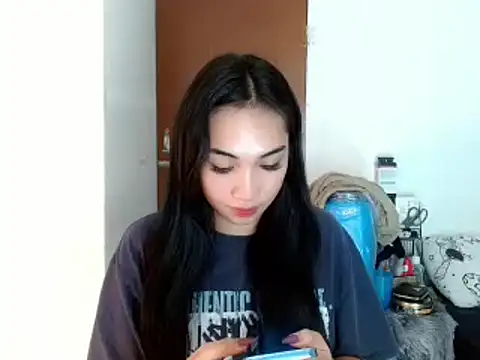 Snapshot of SweetLilly_18 chatting on 12/20/24, 03:21 SweetLilly 18 online show from 12/20/24, 03:21