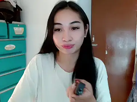 Snapshot of SweetLilly_18 chatting on 12/23/24, 06:37 SweetLilly 18 online show from 12/23/24, 06:37