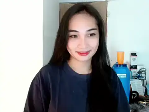 Snapshot of SweetLilly_18 chatting on 01/01/25, 02:20 SweetLilly 18 online show from 01/01/25, 02:20