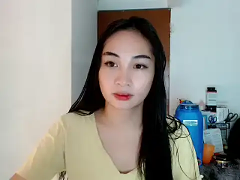 Snapshot of SweetLilly_18 chatting on 01/02/25, 11:31 SweetLilly 18 online show from 01/02/25, 11:31