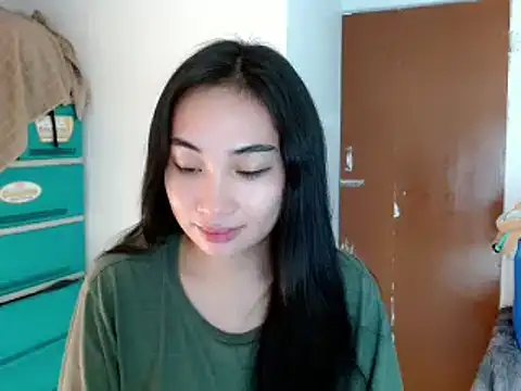 Snapshot of SweetLilly_18 chatting on 01/05/25, 03:22 SweetLilly 18 online show from 01/05/25, 03:22