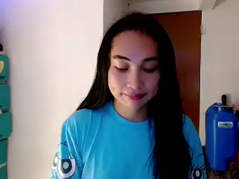 Snapshot of SweetLilly_18 chatting on 01/06/25, 11:40 SweetLilly 18 online show from 01/06/25, 11:40