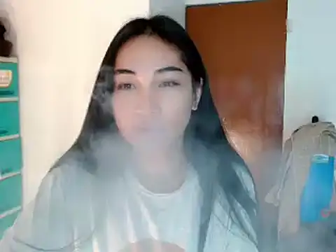 Snapshot of SweetLilly_18 chatting on 01/07/25, 05:20 SweetLilly 18 online show from 01/07/25, 05:20