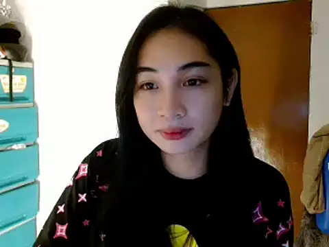 Snapshot of SweetLilly_18 chatting on 01/08/25, 05:48 SweetLilly 18 online show from 01/08/25, 05:48