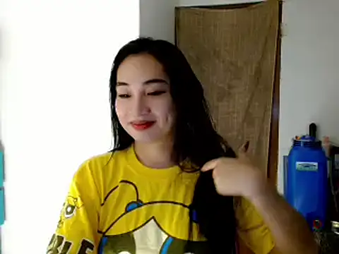 Snapshot of SweetLilly_18 chatting on 01/11/25, 12:18 SweetLilly 18 online show from 01/11/25, 12:18