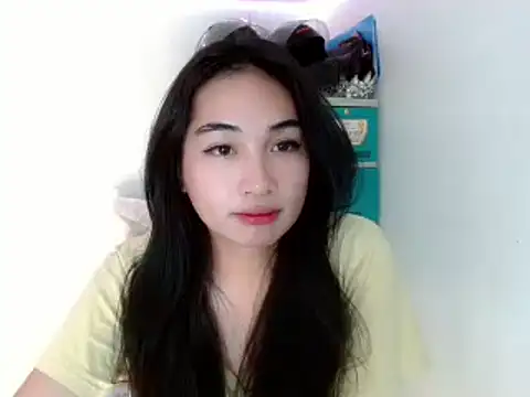 Snapshot of SweetLilly_18 chatting on 02/01/25, 11:43 SweetLilly 18 online show from 02/01/25, 11:43