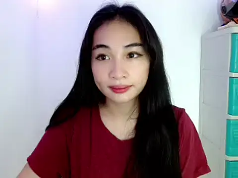 Snapshot of SweetLilly_18 chatting on 02/07/25, 03:34 SweetLilly 18 online show from 02/07/25, 03:34