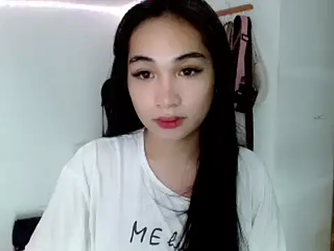 Snapshot of SweetLilly_18 chatting on 02/18/25, 11:33 SweetLilly 18 online show from 02/18/25, 11:33