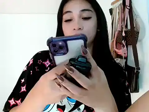 Snapshot of SweetLilly_18 chatting on 02/19/25, 03:05 SweetLilly 18 online show from 02/19/25, 03:05