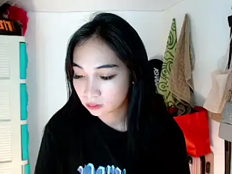 Snapshot of SweetLilly_18 chatting on 02/20/25, 05:23 SweetLilly 18 online show from 02/20/25, 05:23