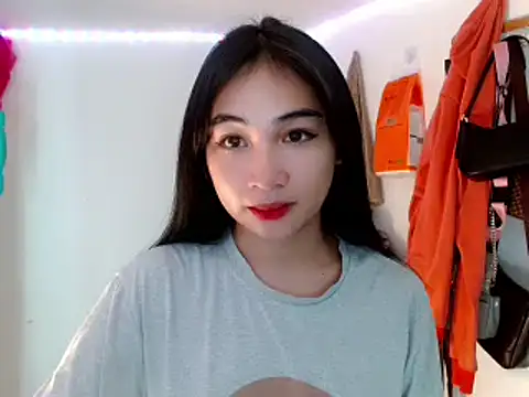 Snapshot of SweetLilly_18 chatting on 02/28/25, 01:47 SweetLilly 18 online show from 02/28/25, 01:47