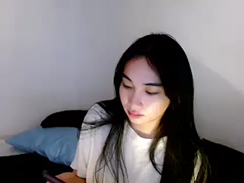 Snapshot of SweetLilly_18 chatting on 03/04/25, 04:17 SweetLilly 18 online show from 03/04/25, 04:17