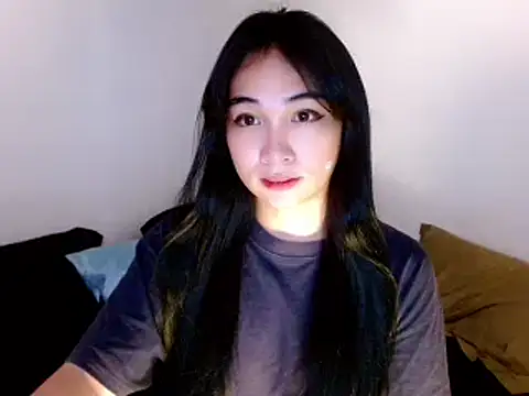 Snapshot of SweetLilly_18 chatting on 03/05/25, 02:14 SweetLilly 18 online show from 03/05/25, 02:14