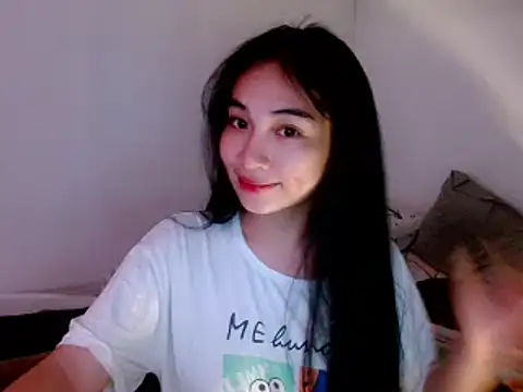 Snapshot of SweetLilly_18 chatting on 03/11/25, 12:50 SweetLilly 18 online show from 03/11/25, 12:50