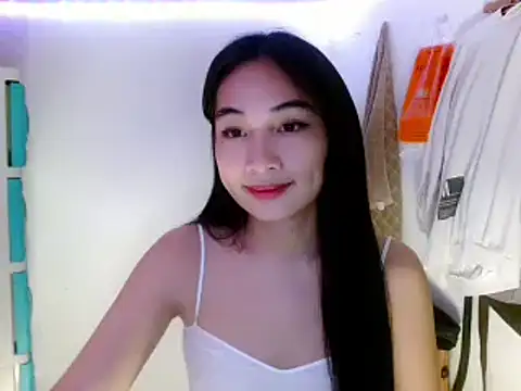 Snapshot of SweetLilly_18 chatting on 03/12/25, 02:20 SweetLilly 18 online show from 03/12/25, 02:20