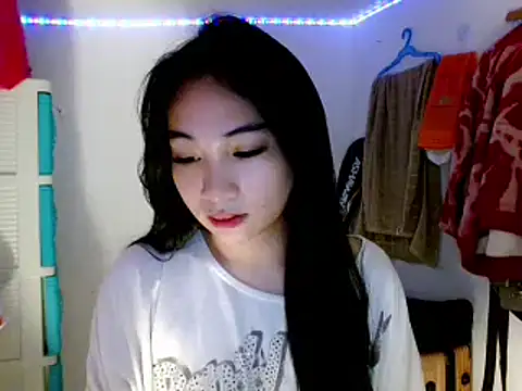 Snapshot of SweetLilly_18 chatting on 03/14/25, 02:20 SweetLilly 18 online show from 03/14/25, 02:20