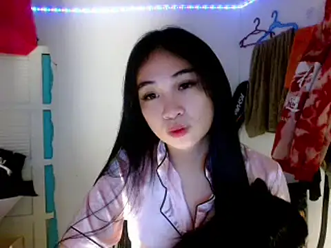 Snapshot of SweetLilly_18 chatting on 03/15/25, 03:06 SweetLilly 18 online show from 03/15/25, 03:06