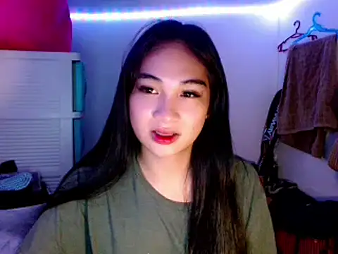 Snapshot of SweetLilly_18 chatting on 03/18/25, 03:42 SweetLilly 18 online show from 03/18/25, 03:42