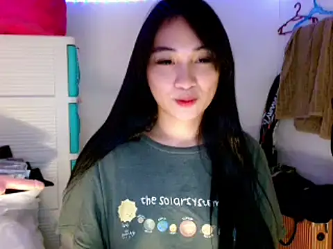 Snapshot of SweetLilly_18 chatting on 03/18/25, 06:48 SweetLilly 18 online show from 03/18/25, 06:48