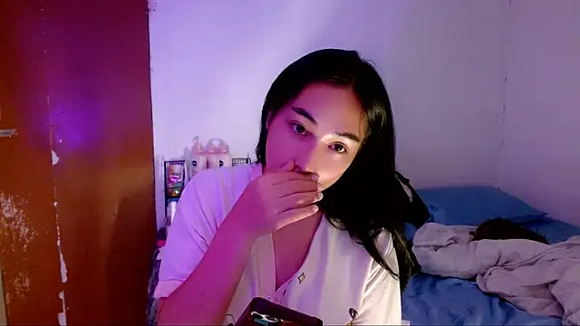 Snapshot of SweetLilly_18 chatting on 09/26/25, 02:32 SweetLilly 18 online show from 09/26/25, 02:32