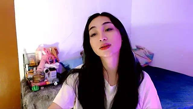 Snapshot of SweetLilly_18 chatting on 10/15/25, 02:11 SweetLilly 18 online show from 10/15/25, 02:11