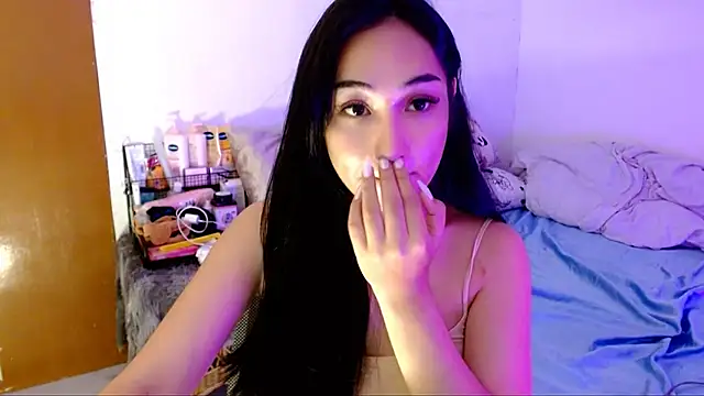 Snapshot of SweetLilly_18 chatting on 10/22/25, 04:57 SweetLilly 18 online show from 10/22/25, 04:57