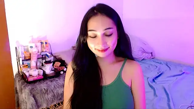 Snapshot of SweetLilly_18 chatting on 10/24/25, 01:46 SweetLilly 18 online show from 10/24/25, 01:46