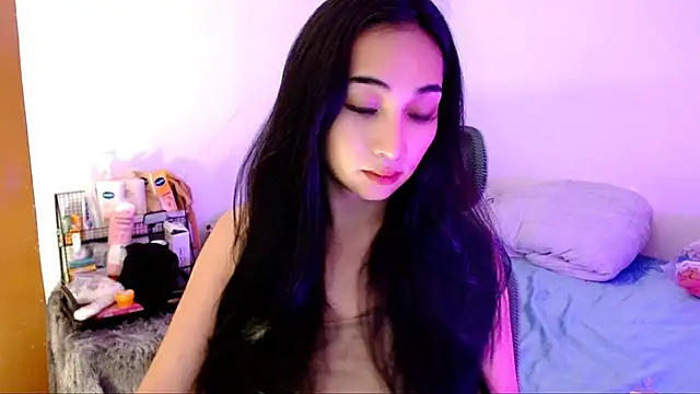 Snapshot of SweetLilly_18 chatting on 10/25/25, 02:19 SweetLilly 18 online show from 10/25/25, 02:19