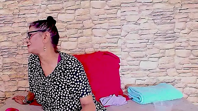 Snapshot of IndianAllure chatting on 12/18/25, 05:35 IndianAllure online show from 12/18/25, 05:35