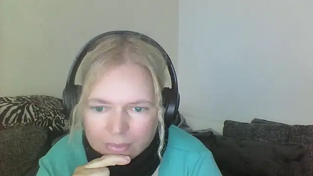 Snapshot of vaneza02 chatting on 06/11/26, 05:00 vaneza02 online show from 06/11/26, 05:00