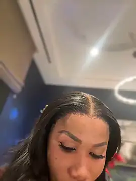 Snapshot of Belle___ chatting on 12/07/24, 01:36 Belle online show from 12/07/24, 01:36