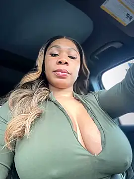 Snapshot of Belle___ chatting on 12/13/24, 03:43 Belle online show from 12/13/24, 03:43