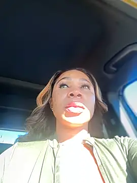 Snapshot of Belle___ chatting on 01/04/25, 04:22 Belle online show from 01/04/25, 04:22